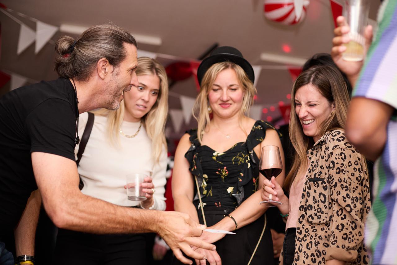 Goochelaar Amsterdam tijdens een eindejaarsfeest voor internationale gasten