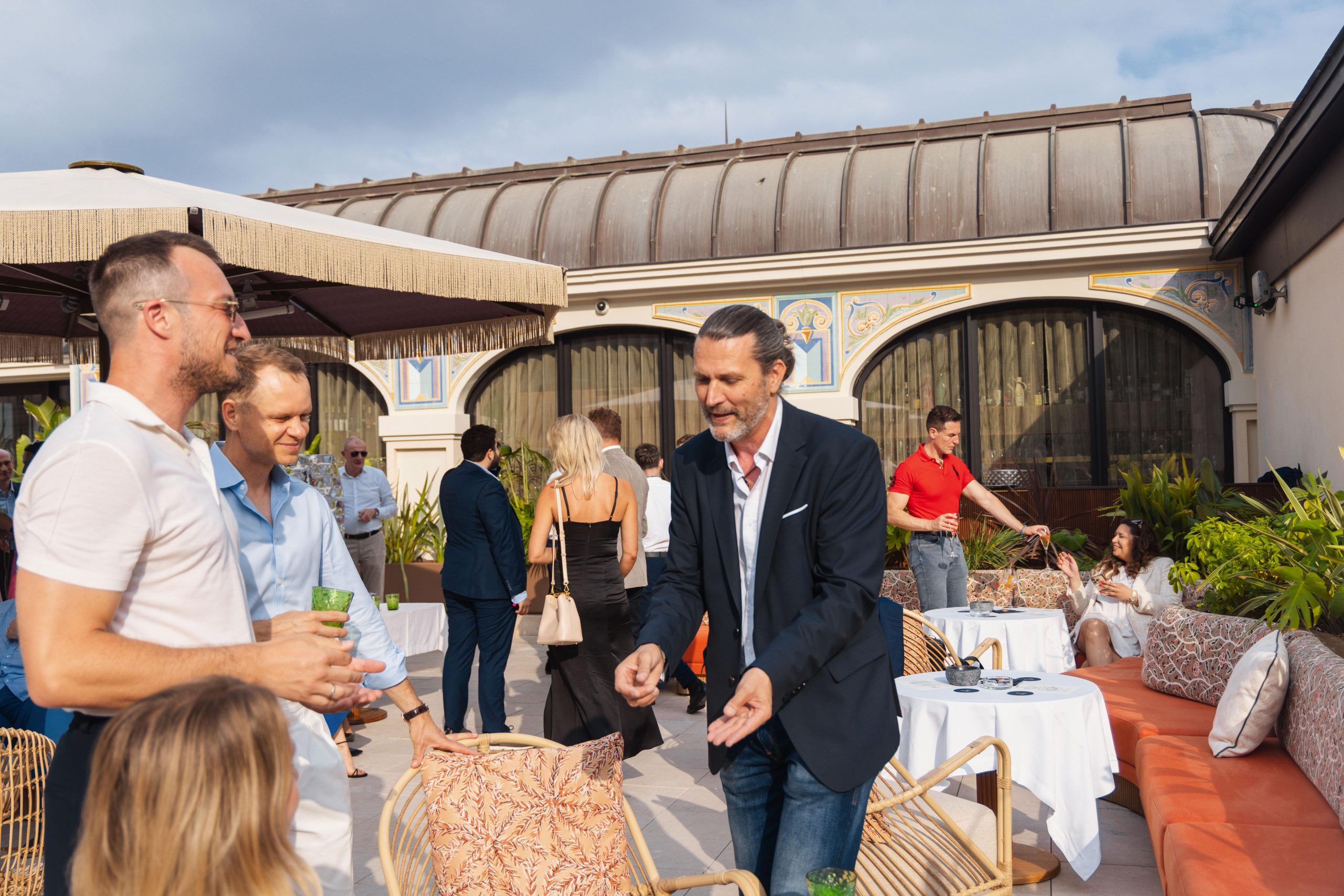 Magician Saint-Tropez performing close-up magic for private hospitality guests on the French Riviera